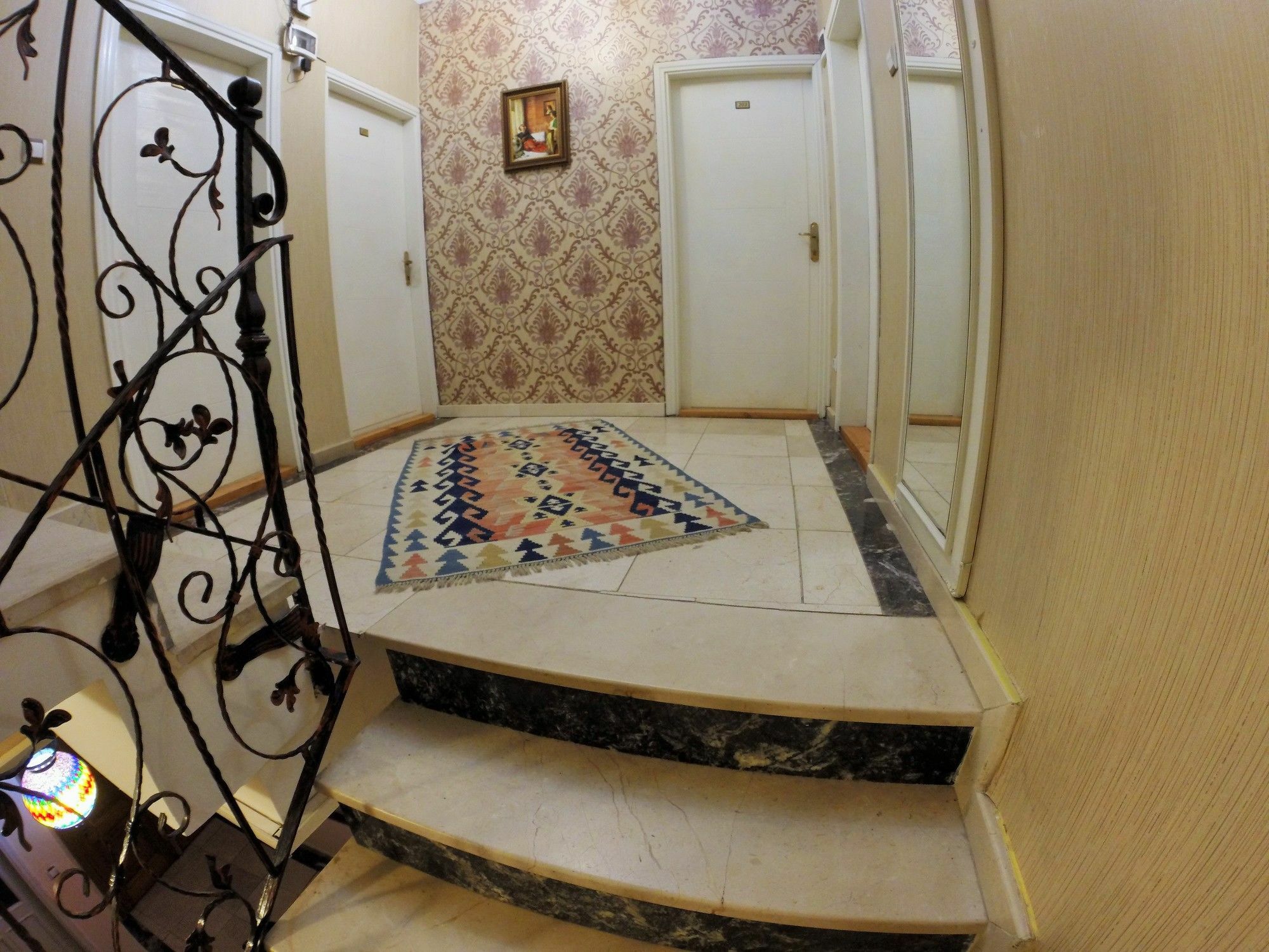 B&B Ottoman's Pearl